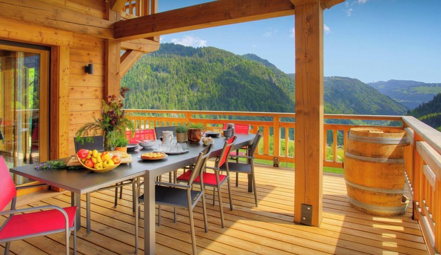 Chalet Sabaroc - modern ski base for 10, hot tub & views - OVO Network