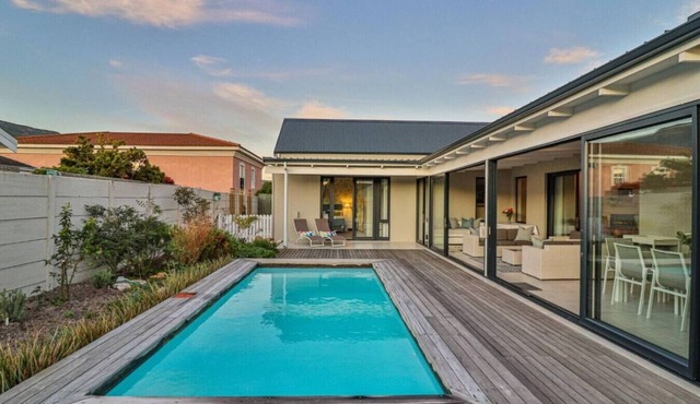Champagne Air Luxury Villa with pool, pet friendly