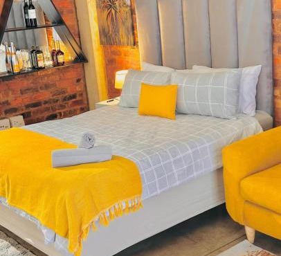 Champagne apartment on Main