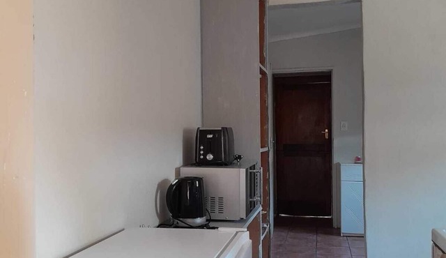 Charming 1-bedroom cottage in cool Centurion with WiFi