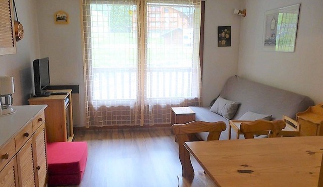 Charming 2* Apartment for 5 at Ski Slopes - Wifi, Parking, Pet-Friendly, Cozy Kitchen