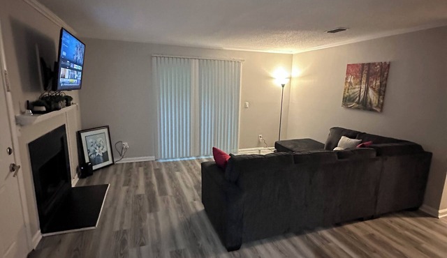 Charming 2-bedroom apartment with WiFi, AC in pleasant Greensboro