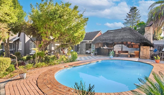 Charming 2-bedroom cottage in tranquil Randburg with WiFi