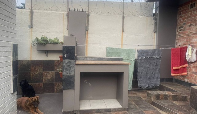 Charming 2-bedroom house with fitness room and AC in lovely Johannesburg