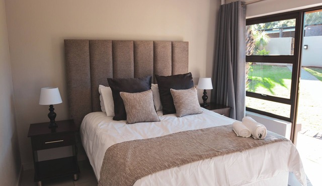 Charming 2-bedroom lodge in peaceful Krugersdorp with WiFi