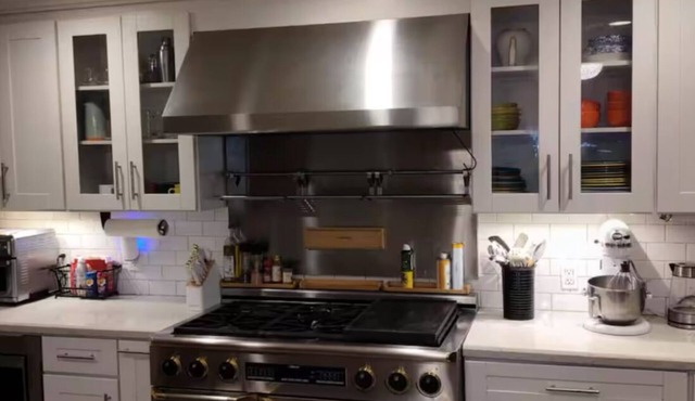 Charming 3-bedroom 2 bath house in Camarillo with WiFi, AC, jacuzzi, fenced yard