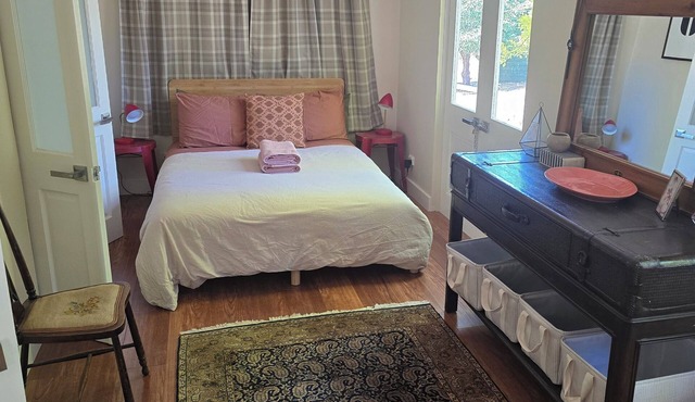 Charming 3 bedroom cabin on 5 acres on the edge of Historic Braidwood