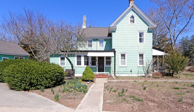Charming 3-bedroom farmhouse with AC, WiFi, 5 minutes to Sea Isle Beaches!