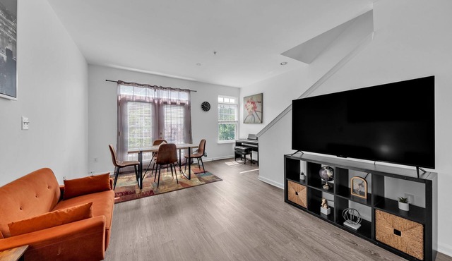 Charming 3-bedroom townhome with AC, WiFi, Free Parking in lovely Washington, DC