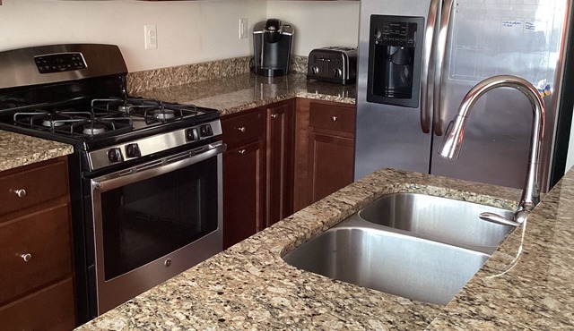 Charming 3-bedroom townhome with WiFi, AC, & Community pool in serene Laurel, Md