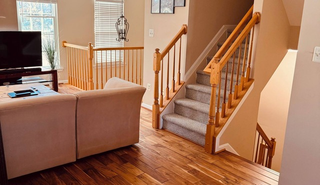 Charming 3-bedroom townhome with WiFi Parking and AC in Laurel