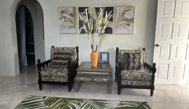 Charming 3-bedroom villa with WiFi and AC in Ocho Rios
