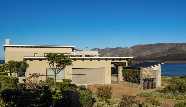 Charming 4-bedroom villa with WiFi, AC in serene Hermanus