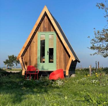 Charming cabin Avondgloed in farmer's orchard