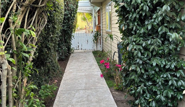 Charming cottage in Thousand Oaks with WiFi and AC