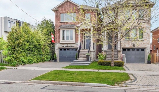 Charming, Family Friendly 3 bedroom House with Home Theatre near airport/transit