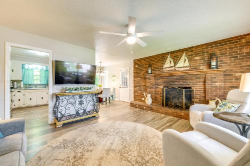 Charming Jonesville Home w/Grill - Near Wineries!