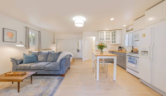 Charming Ojai bungalow in great location with mountain views!
