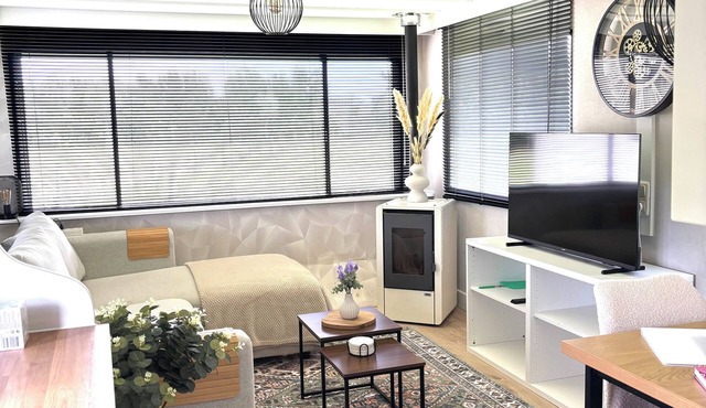 Charming, renovated mobile home on a spacious, green plot