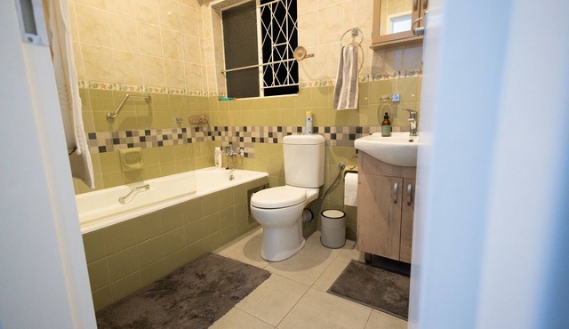 Charming Spacious 3-bedroom house in Centurion with WiFi and Big Pool