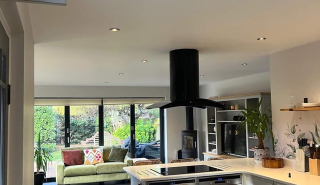 Charming Victorian 3-bedroom house in Kenilworth perfect for relaxing stays.