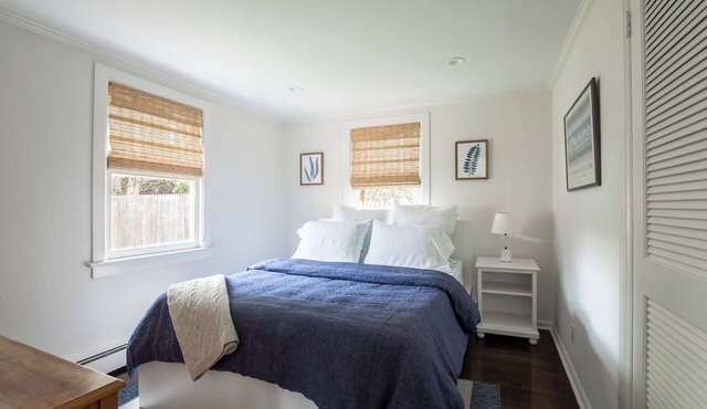 Charming Village Cottage - walk to train and shops.