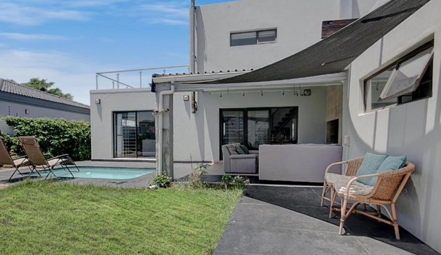 Cheap Affordable Self-Catering Double Room with Pool, WiFi and Braai