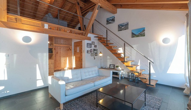 Chesa Mira Margna – Bright Attic Apartment with a View of Piz Margna