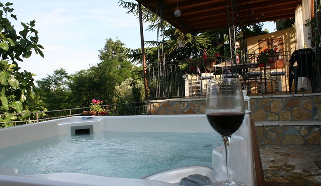 Chianti Holiday House, private jacuzzi up to 6 pax