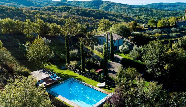 Chianti Retreat with Heated Pool, Spa and Panoramic Views