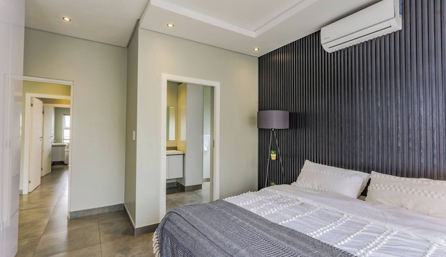 Chic 3-bedroom apartment with WiFi, AC in fabulous Sandton