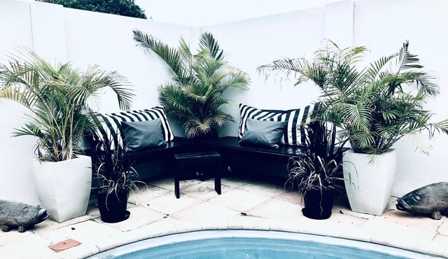 Chic Central Villa at affordable rate (pet friendly).