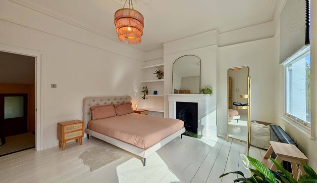 Chic Property With Backyard Near Emirates Stadium