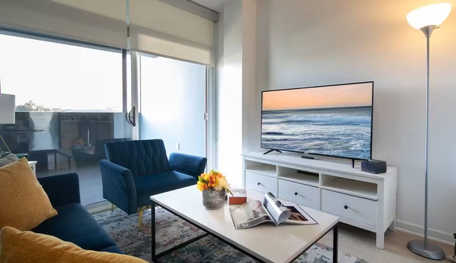 Chic SM Apartment Free Parking & High-Speed Wi-Fi