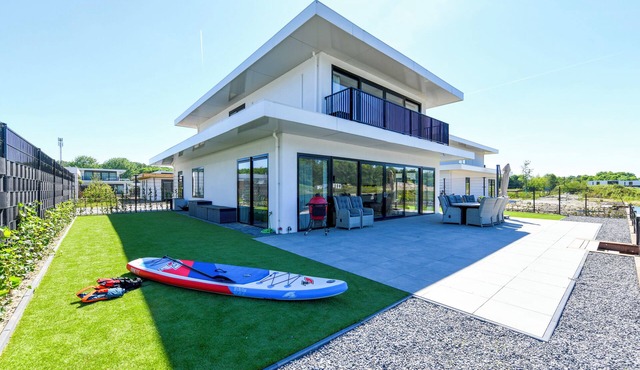 Child-friendly 8-person villa by the water with enclosed garden, private jetty, paddleboards and a charming garden with Kamado BBQ.