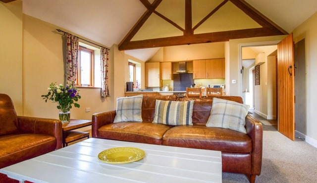 Cider House at Oosland Barns - sleeps 4 guests in 2 bedrooms