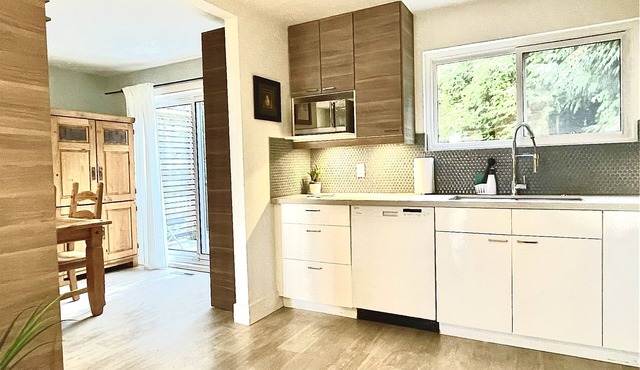 City View Home-wi-fi, parking, decks, BBQ, W/D