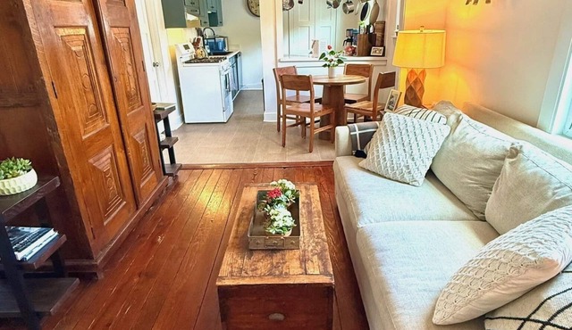 Classic Charleston Hideaway Central & Walkable - Live like a true downtown local