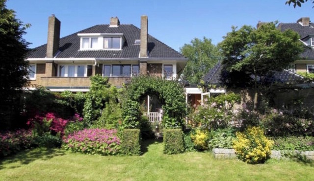 CLASSIC HOME: Oasis Near Amsterdam, Beach, Formula 1, +6 bikes