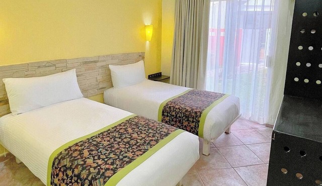 Classic-Style Room Near Dining & Shopping – Walkable Area