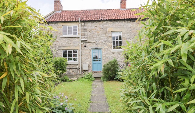 CLIFF HOUSE, family friendly, character holiday cottage in Helmsley