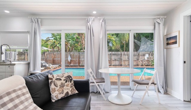 Close to beach, downtown, airport. Entire Apt.