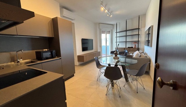 CN018 - Cesenatico, elegant sea front four-room apartment with parking space