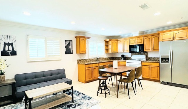 Coastal Guesthouse/Near Disneyland/Knott's Berry Farm/6 miles from the beach