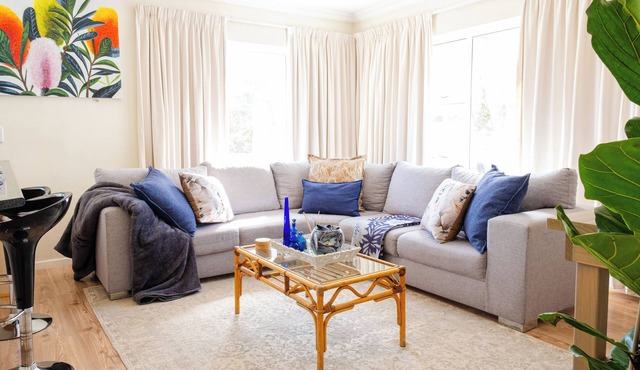 Coastal Sandz | Stylish Beachside Apartment | Strand Beach. 50 metres from Ocean
