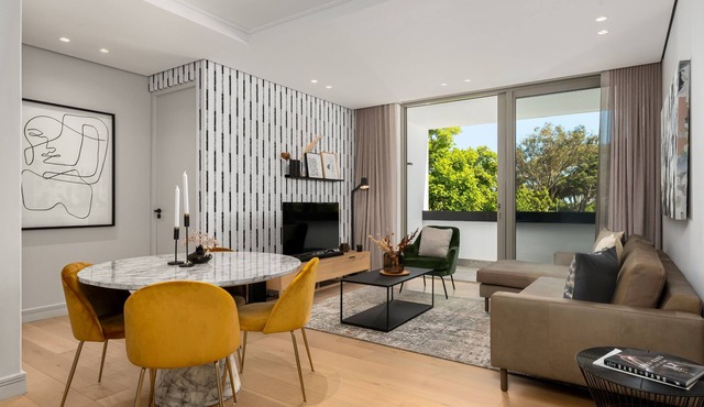 Comfort Living in Green Point Apartment , Pool
