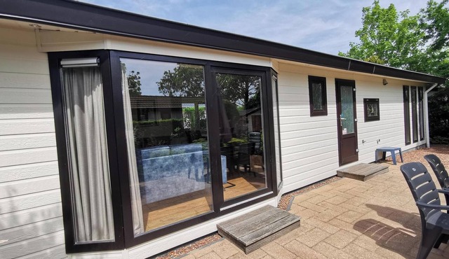 Comfortable detached 3-person chalet near the sea