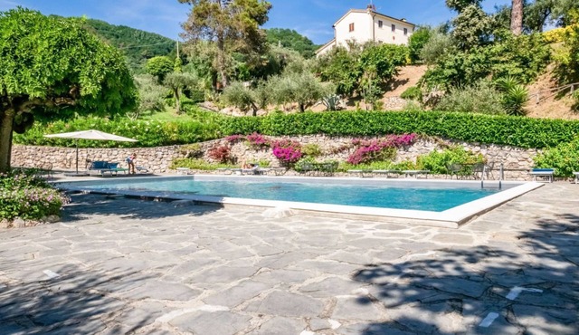 Comfortable and spacious 70 m2 apartment with swimming pool that can accommodate up to 4 people located on the ground floor of a residence. The property is located in Solaro di Lerici about 9 minutes by car from the Baia Blu beach and about 6 from the ce