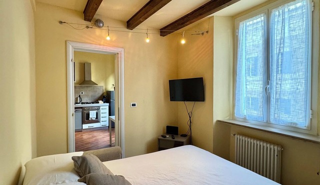 Comfortable apartment near train station, ship boarding, central market.
