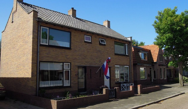 Comfortable house in a quiet area with a green garden.